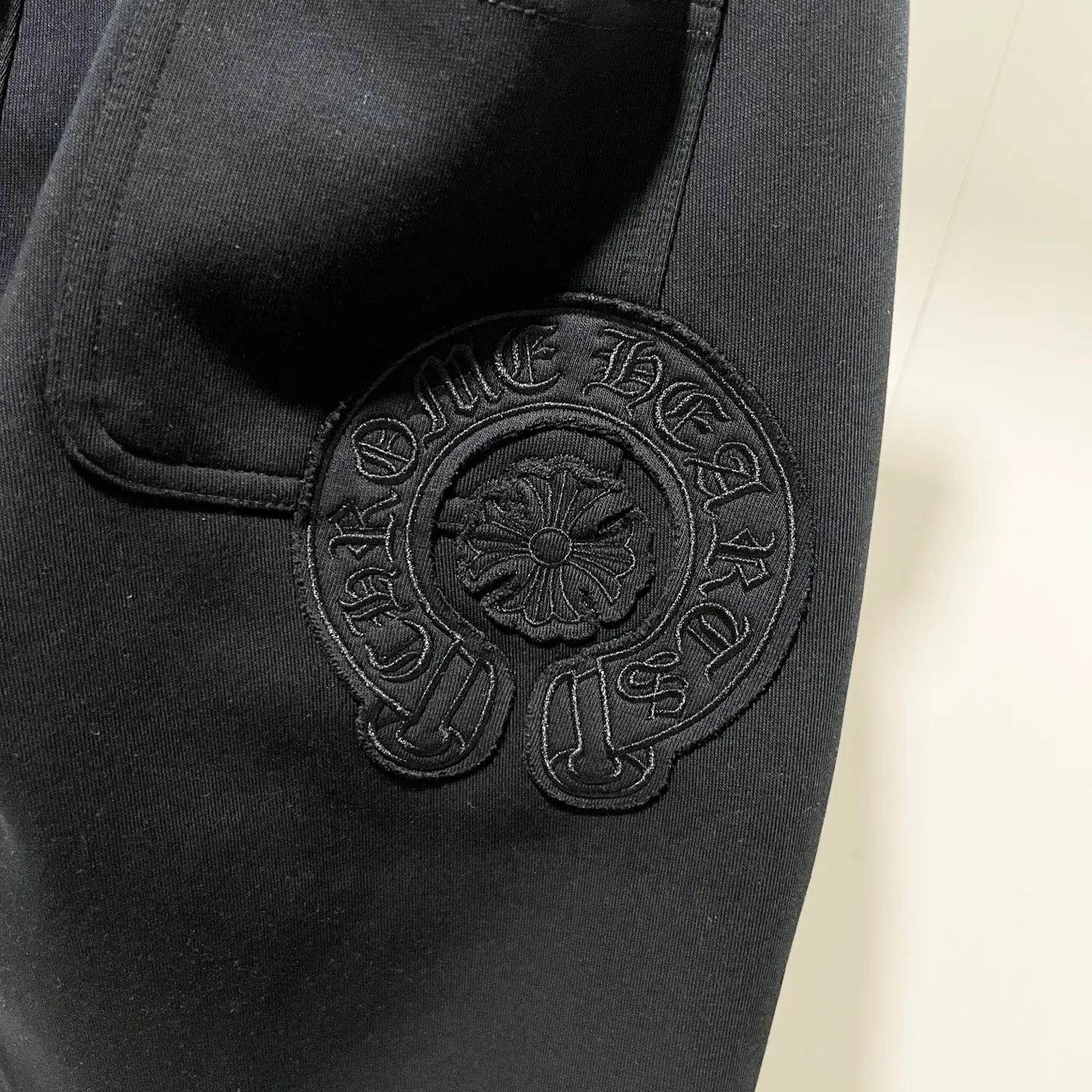 P260 chromehearts/Chrome Hearts Selection 400 custom fabric sweatpants, patched horseshoe Sanskrit cross ✝️LOGO embroidery🪡 process, official synchronization, 1:1 original mold opening, fashionable personality, versatile trend, pure original quality, original washed fabric, tag, collar label, washed wheat, complete three labels, color: black, gray. Size: M-3XL